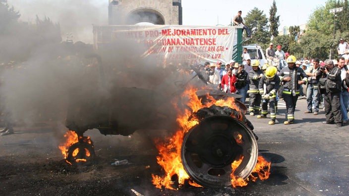 Brennende Barrikaden während einer Demo in Mexiko