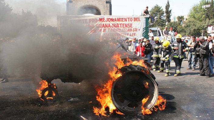 Brennende Barrikaden während einer Demo in Mexiko | Bildquelle: Imago/Zuma Press Brennende Barrikaden während einer Demo in Mexiko