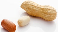 Geschlossene und geöffnete Erdnüsse