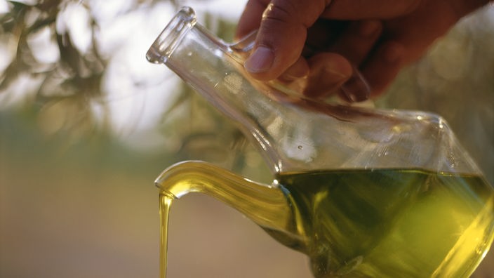 Olivenöl in einer Glaskaraffe