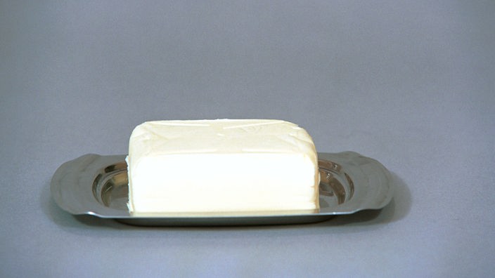 Butter auf einem Untersetzer.