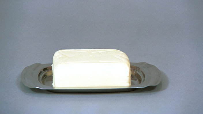 Butter auf einem Untersetzer. | Bildquelle: WDR/Paul Eckenroth Butter auf einem Untersetzer.