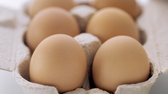 Sechs braune Eier in einem Karton. | Bildquelle: WDR/stockfood/Food Collection Sechs braune Eier in einem Karton.