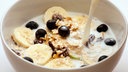 Eine Schüssel voller Müsli mit Bananen und Blaubeeren