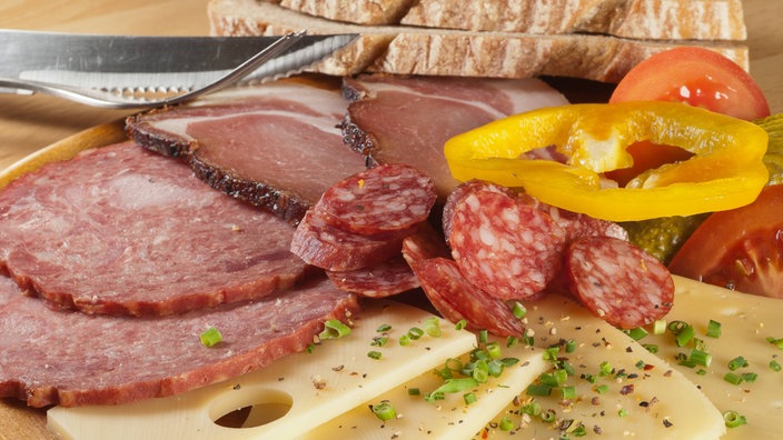 Brotzeitbrett mit Wurst, Käse, Gemüse und Brot. | Bildquelle: IMAGO/imago/Daniel Schvarcz Brotzeitbrett mit Wurst, Käse, Gemüse und Brot.