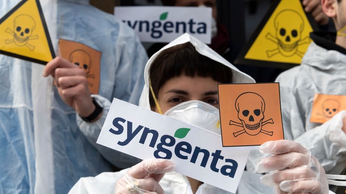 Umweltschützer protestieren gegen Syngenta | Bildquelle: AP/Georgios Kefalas Umweltschützer protestieren gegen Syngenta