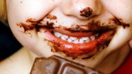 Kind isst Schokolade.