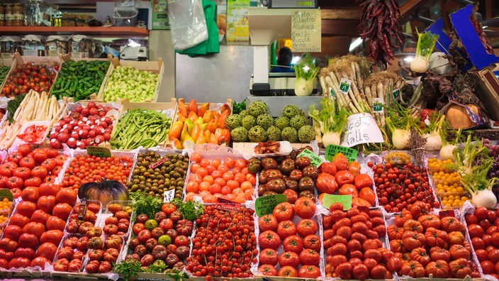 Marktstand mit vielen Tomatensorten.