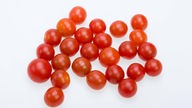 Viele rote Tomaten, die fast alle gleich aussehen.