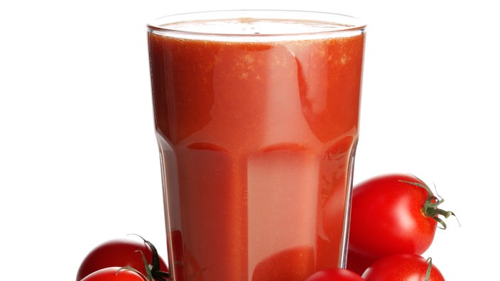 Ein Glas Tomatensaft.