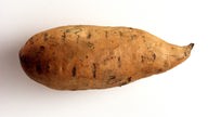 Eine gesäuberte Süßkartoffel