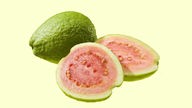 Eine geschnittene und eine ganze Guave