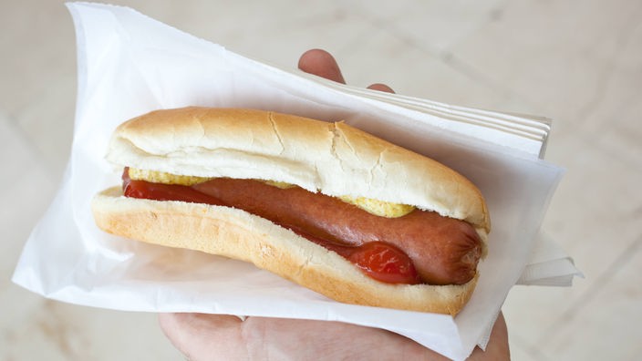 Ein Hotdog mit Belag