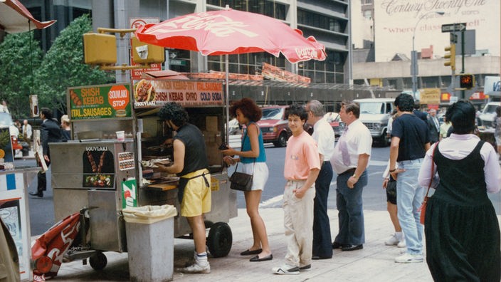 Schlange vor einem Hotdog-Stand in New York