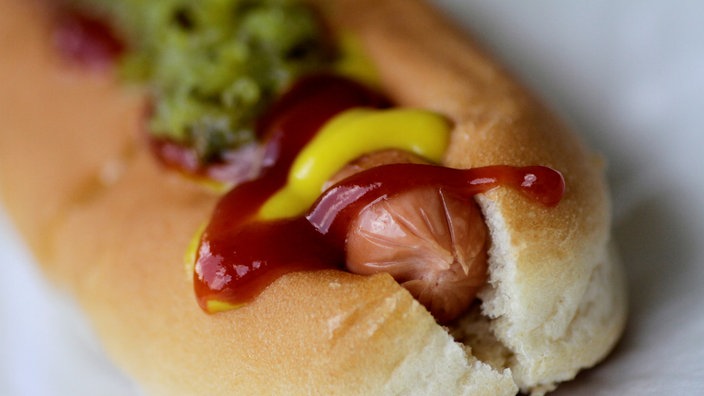 Ein garniertes Hotdog | Bildquelle: Reuters/Thomas White Ein garniertes Hotdog