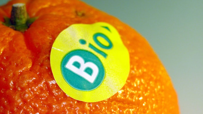 Bioorange mit Bio-Aufkleber | Bildquelle: imago/imagebroker/theissen Bioorange mit Bio-Aufkleber