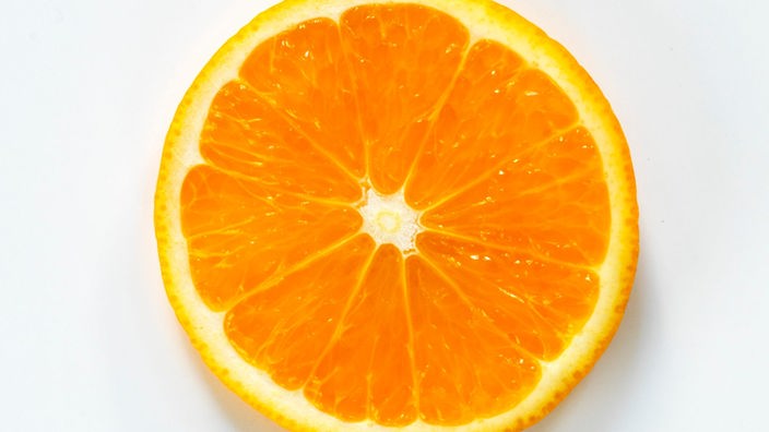 Eine einzelne, glänzende Apfelsinenscheibe.