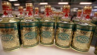 Mehrere Flaschen Kölnisch Wasser im Halbkreis.