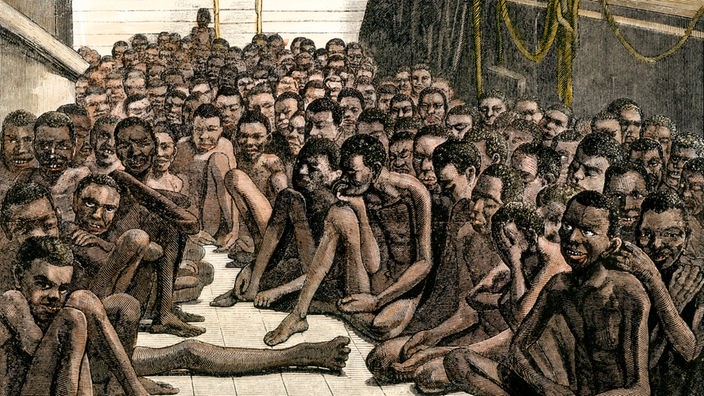 Schwarzweiß-Stich: Hunderte Sklaven dicht zusammengedrängt an Deck eines Schiffes.