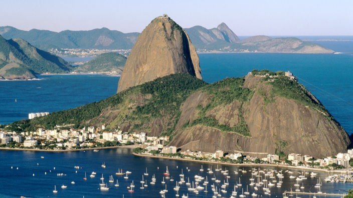Blick auf das Meer und eine Insel mit dem Zuckerhut vor der Küste Rio de Janeiros.