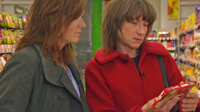 Ulrike Hartl (Testperson) und Daniela Krehl (Verbraucherzentrale Bayern) im Supermarkt