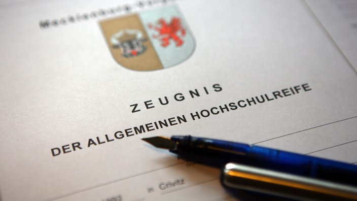 Auf einem Abiturzeugnis liegt ein Füller | Bildquelle: dpa Picture-Alliance Auf einem Abiturzeugnis liegt ein Füller