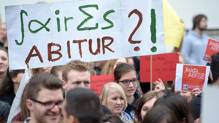 Schüler halten bei einer Demo Plakate mit der Aufschrift "Faires Abitur?!" hoch