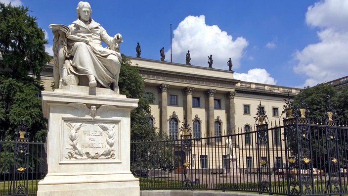Außenansicht der Humboldt-Universität in Berlin. | Bildquelle: dpa Picture-Alliance / Hans Wiedl Außenansicht der Humboldt-Universität in Berlin.