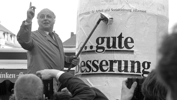 Norbert Blüm klebt Plakate zum Gesundheitswesen (1988)