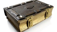 Antikes Buch mit Einband aus Hartleder und Messingverschlüssen