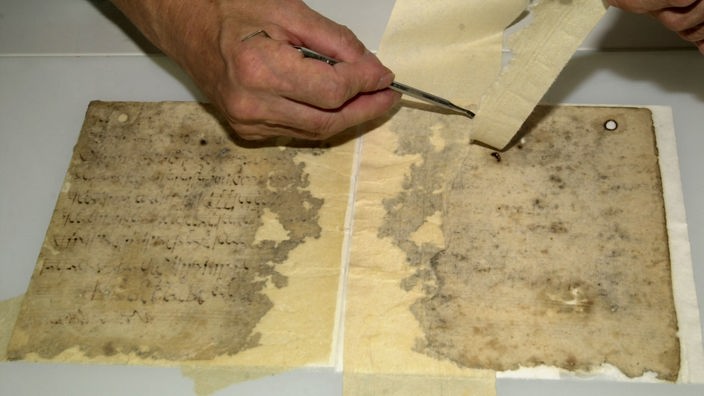 Eine vom Tintenfraß bedrohte, originale Bach-Handschrift wird restauriert