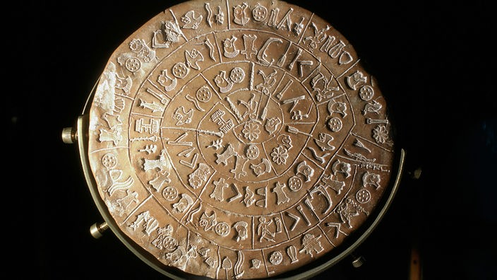 Eine Tonscheibe mit vielen Hieroglyphen in spiralförmiger Anordnung