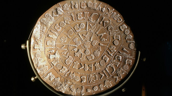 Eine Tonscheibe mit vielen Hieroglyphen in spiralförmiger Anordnung | Bildquelle: picture-alliance / Herve Champollion / akg-images Eine Tonscheibe mit vielen Hieroglyphen in spiralförmiger Anordnung