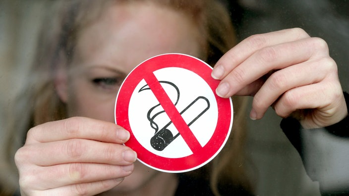 Finger halten ein Rauchen-verboten-Zeichen. | Bildquelle: WDR/vario-press Finger halten ein Rauchen-verboten-Zeichen.
