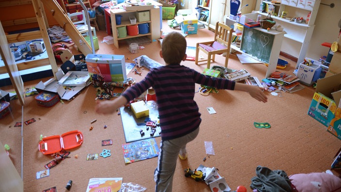 Kind in chaotischem Kinderzimmer. | Bildquelle: dpa picture alliance / Jens Kala Kind in chaotischem Kinderzimmer.