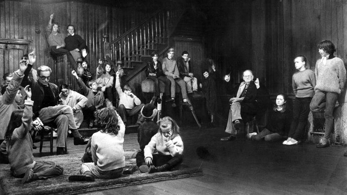 Schülerversammlung in der Summerhill School | Bildquelle: picture-alliance / United Archiv Schülerversammlung in der Summerhill School
