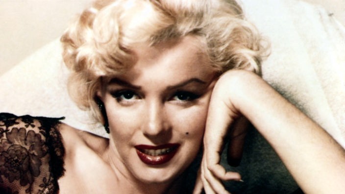 Porträt von Marilyn Monroe. Die Schauspielerin wirft einen lasziven Blick in die Kamera