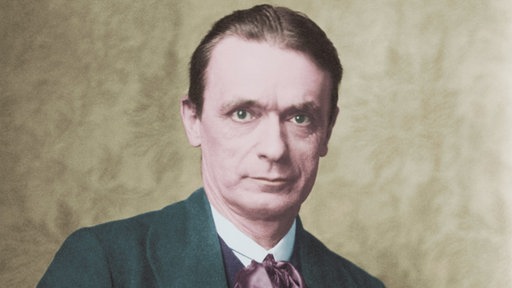 Eine nachträglich kolorierte Porträtaufnahme von Rudolf Steiner, Begründer der Anthroposophie, aus dem Jahr 1916