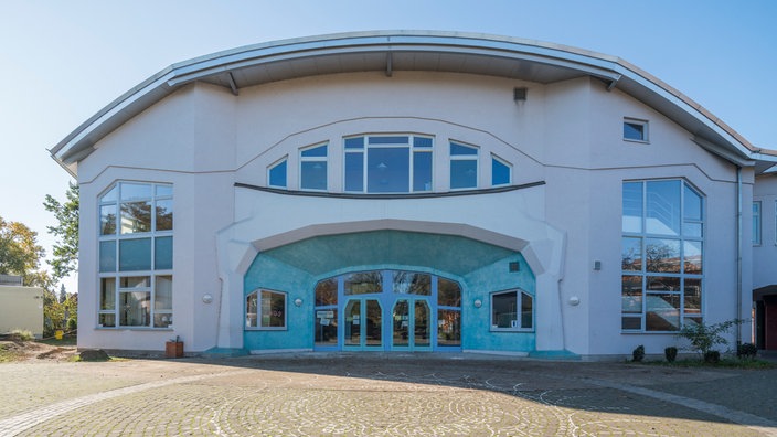 Eine Außenansicht der Aula der Freien Waldorfschule Bonn-Tannenbusch | Bildquelle: WDR/Christopher C. Franken Eine Außenansicht der Aula der Freien Waldorfschule Bonn-Tannenbusch