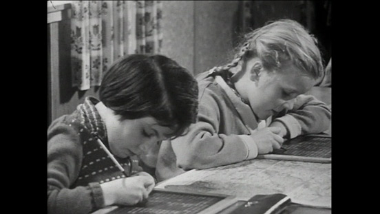 Der Film zeigt den Schulalltag an einer kleinen Dorfschule im Schwarzwald zu Beginn der 60er Jahre.