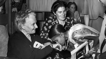 Foto: Maria Montessori mit anderen Frauen. | Bildquelle: dpa Foto: Maria Montessori mit anderen Frauen.