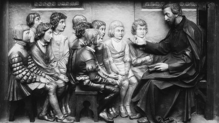 Erster deutscher Jesuit Petrus Canisius beim Unterricht (Relief)