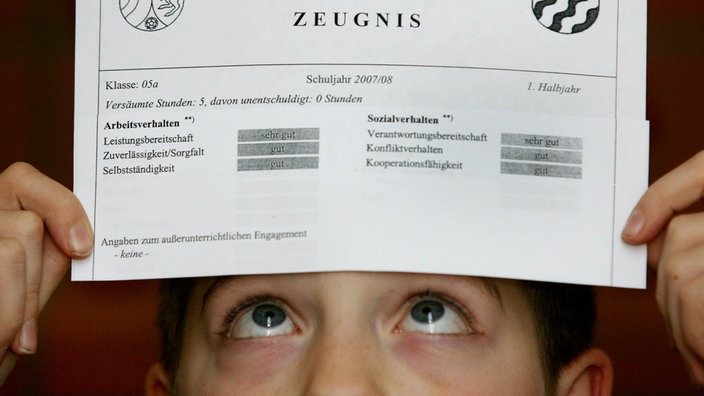 Junge sieht sich 2008 Zeugnis mit Kopfnoten an | Bildquelle: dpa/Weihrauch Junge sieht sich 2008 Zeugnis mit Kopfnoten an