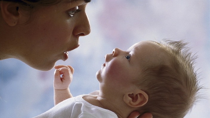 Ein Baby im Arm der Mutter. | Bildquelle: WDR/Mauritius Ein Baby im Arm der Mutter.