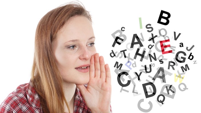 Junge Frau spricht, Buchstaben tauchen grafisch vor ihrem Mund auf