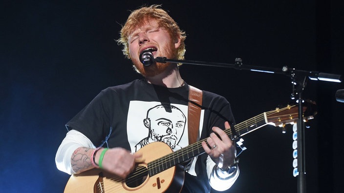 Ed Sheeran singt mit Gitarre auf Bühne | Bildquelle: Imago/Starface/AdMedia Ed Sheeran singt mit Gitarre auf Bühne