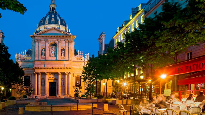 Die Place de la Sorbonne am Abend. | Bildquelle: picture alliance / Bildagentur-online/Guichaoua Die Place de la Sorbonne am Abend.
