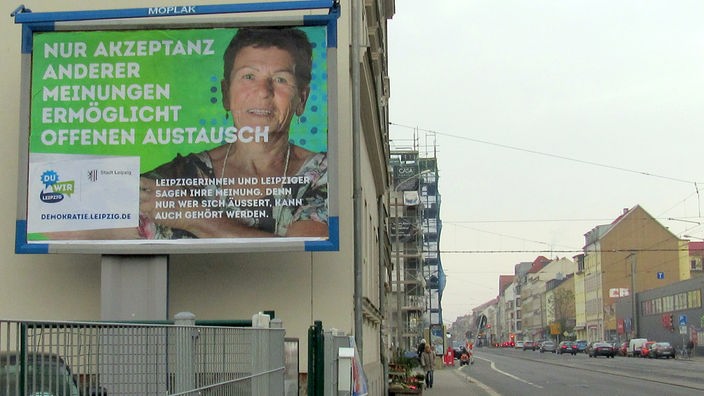 Ein Plakat mit dem Bild von Monika Günther und einem Statement zur Demokratie