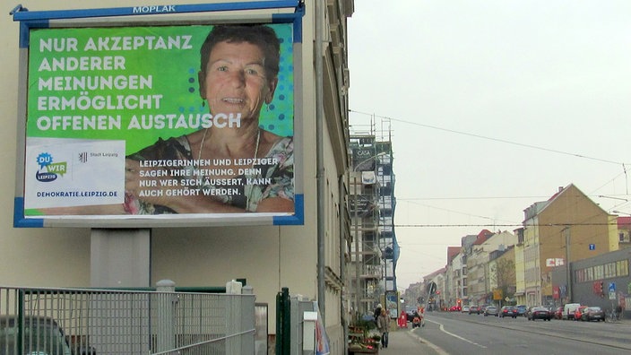 Ein Plakat mit dem Bild von Monika Günther und einem Statement zur Demokratie | Bildquelle: Monika Günther Ein Plakat mit dem Bild von Monika Günther und einem Statement zur Demokratie