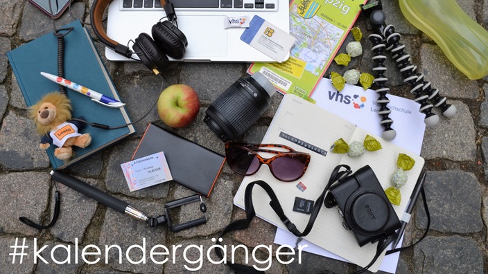 Laptop, Stadtplan, Fotoapparat und andere Utensilien | Bildquelle: VHS Leipzig Laptop, Stadtplan, Fotoapparat und andere Utensilien